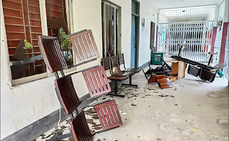 ফ্যামিলি কার্ডের তালিকা বাতিলের দাবিতে ফুলছড়িতে ইউএনও কার্যালয়ে বিক্ষোভ, ভাঙচুর