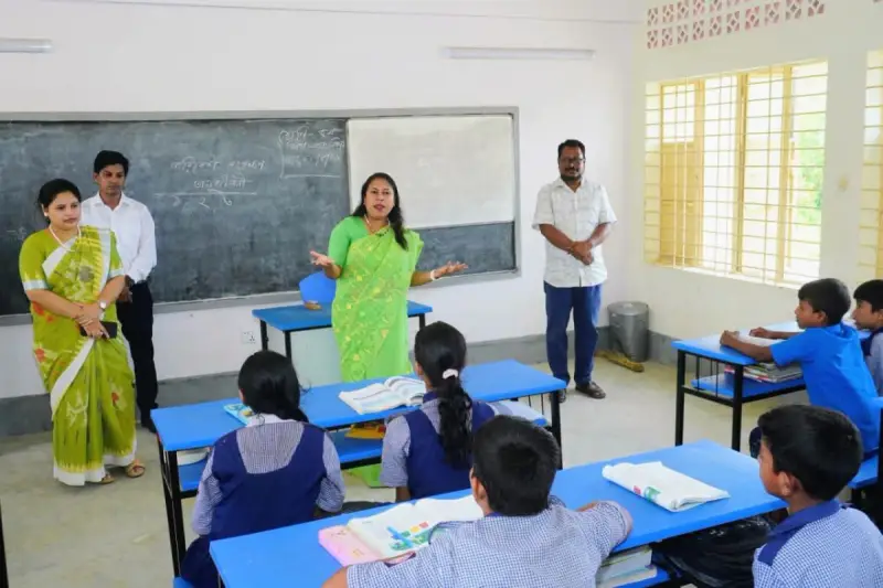 শ্রীবরদীতে কর্নঝোড়া সরকারি প্রাথমিক বিদ্যালয় পরিদর্শনে জেলা প্রশাসক
