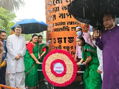 জুলাই স্মৃতিস্তম্ভে শেরপুর জেলা প্রশাসন ও পৌরসভার ফুলেল শ্রদ্ধাঞ্জলি