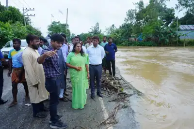 চেল্লাখালি নদীর মোহনা পরিদর্শনে জেলা প্রশাসক, ভাঙন রোধে বাঁধ ও জিও ব্যাগ স্থাপনের নির্দেশ