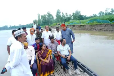 জেলা প্রশাসক শেরপুরের নকলা উপজেলার নদীভাঙন কবলিত এলাকা পরিদর্শন