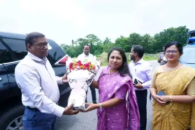নকলা-নালিতাবাড়ীর নদীভাঙন কবলিত এলাকা পরিদর্শনে বিভাগীয় কমিশনার, ক্ষতিগ্রস্তদের মাঝে ত্রাণ বিতরণ
