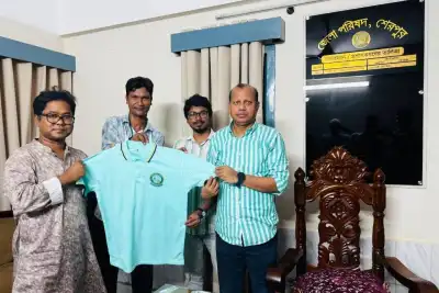 শেরপুর জেলা পরিষদের কর্মচারীদের মাঝে মনোগ্রাম সম্বলিত টি-শার্ট বিতরণ