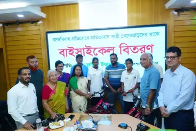 বাল্যবিবাহ প্রতিরোধে প্রতিভাবান নারী খেলোয়াড়দের মাঝে বাইসাইকেল বিতরণ