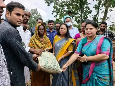 খড়িয়া কাজিরচর ইউনিয়নের গড়পাড়া গ্রামে ক্ষতিগ্রস্ত ও দুর্ভোগে পড়া পরিবারের পাশে দাঁড়িয়েছে জেলা প্রশাসন,