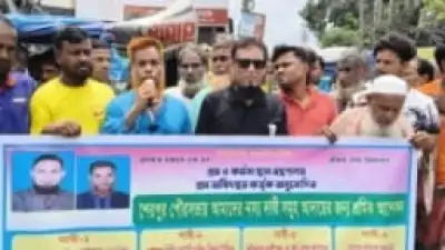 শেরপুরে লাইসেন্স ফি কমানোর দাবিতে ব্যাটারিচালিত রিকশা শ্রমিকদের মানববন্ধন