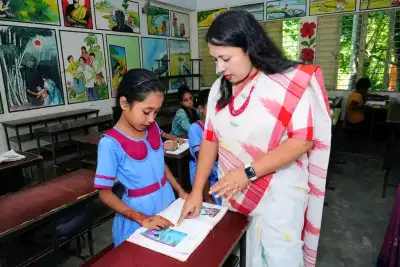 শেরপুরে পাকুড়িয়া চকপাড়া সরকারি প্রাথমিক বিদ্যালয় পরিদর্শনে জেলা প্রশাসক