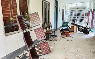 ফ্যামিলি কার্ডের তালিকা বাতিলের দাবিতে ফুলছড়িতে ইউএনও কার্যালয়ে বিক্ষোভ, ভাঙচুর
